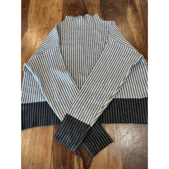 Aritzia Tahari crop grey white stripe women's medium pullover sweater nautical - Picture 2 of 9